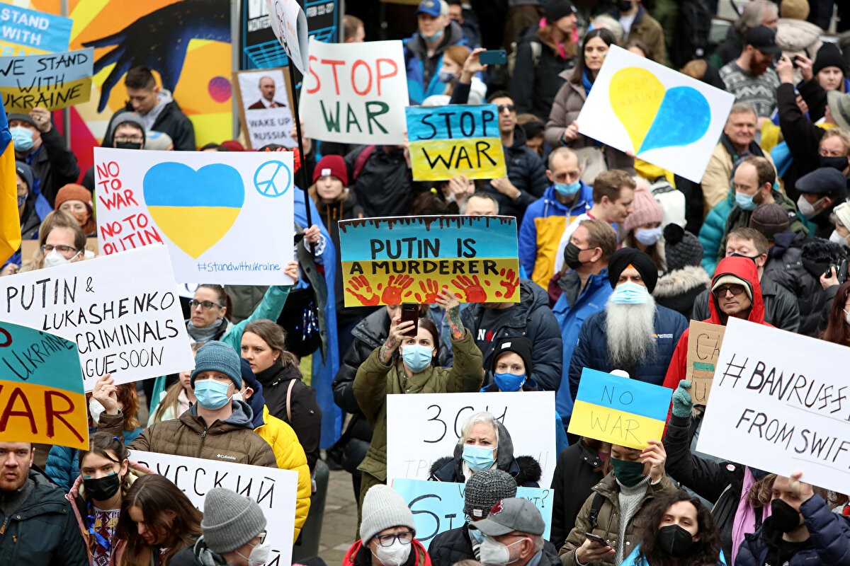 Ukraynalılar ve onlara destek verenler, ellerinde Ukrayna bayrakları ve "Savaşa hayır" yazılı dövizler taşıdı.<br><br>