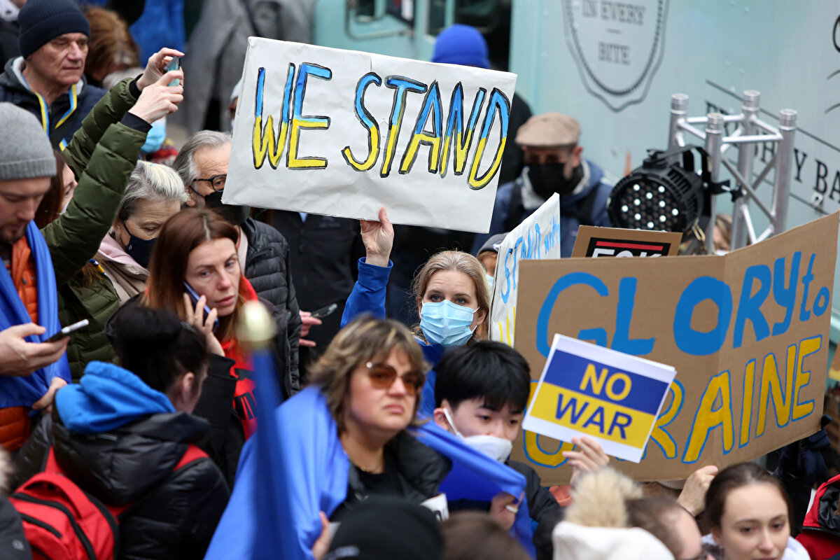 Kolombiya'nın başkenti Bogota'da, Rusya'nın Ukrayna'ya saldırıları için bir araya gelen Ukraynalılar ve yüzlerce destekçi vatandaş Rusya Büyükelçiliği önünde protesto düzenledi. Protestoya katılan bir çok kişinin Rusya ve Putin karşıtı pankartlar taşıdığı görüldü.<br><br>