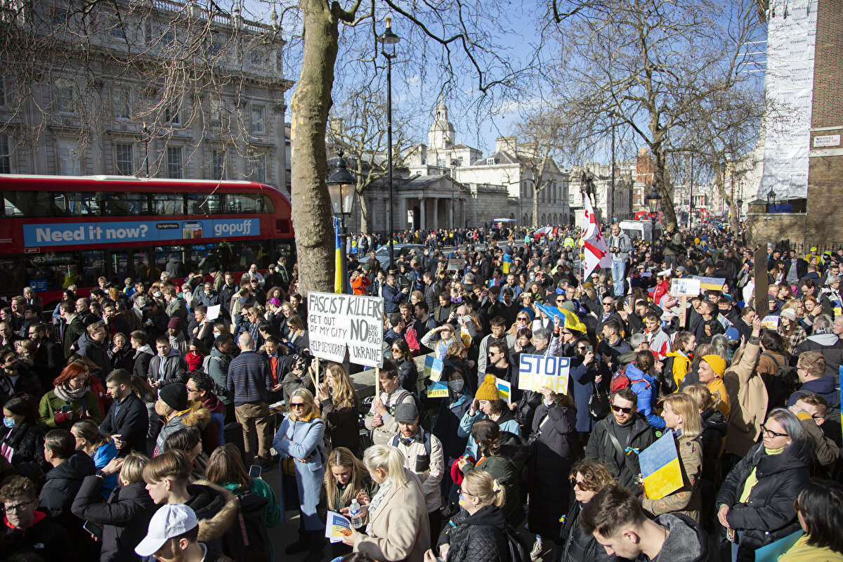 İngiltere’nin başkenti Londra’da, Rusya'nın Ukrayna'ya saldırıları protesto edildi. Savaş karşıtları ve İngiltere’de yaşayan Ukraynalılar Başbakanlık Ofisi 10 Numara’nın önünde bir araya geldi.<br><br>