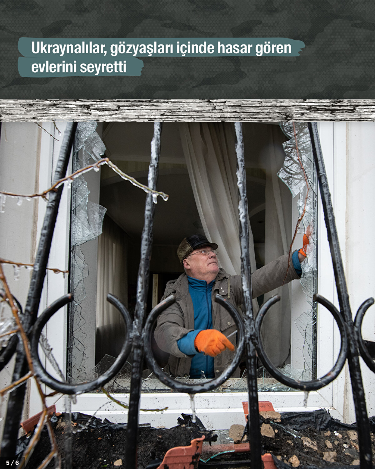 Ukraynalılar, gözyaşları içinde hasar gören evlerini seyretti.<br>