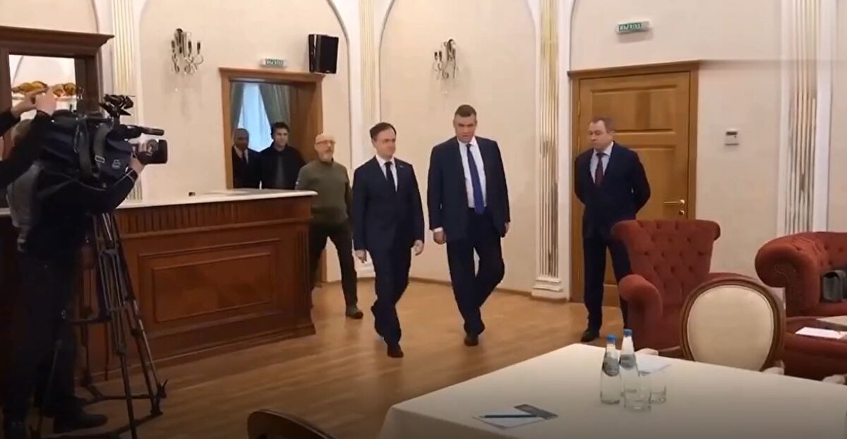 Dünya liderlerinden gelen çağrılar sonrasında Rusya ve Ukrayna heyetleri bugün Belarus'ta aynı masaya oturdu. Tüm dünya müzakerelerden çıkacak sonuçlara kilitlenmiş durumda.<br><br>