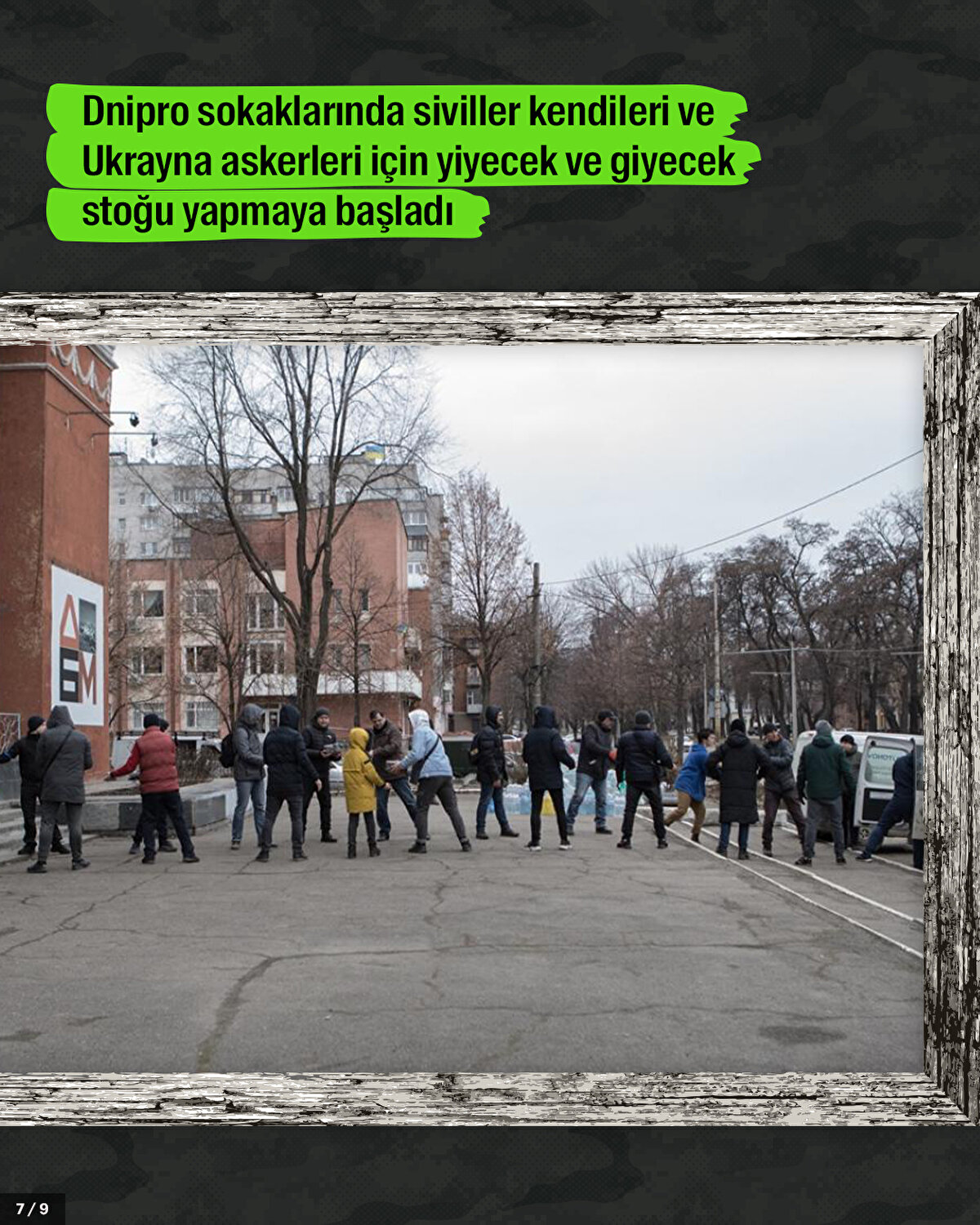  Dnipro sokaklarında siviller kendileri ve Ukrayna askerleri için yiyecek ve giyecek stoğu yapmaya başladı.