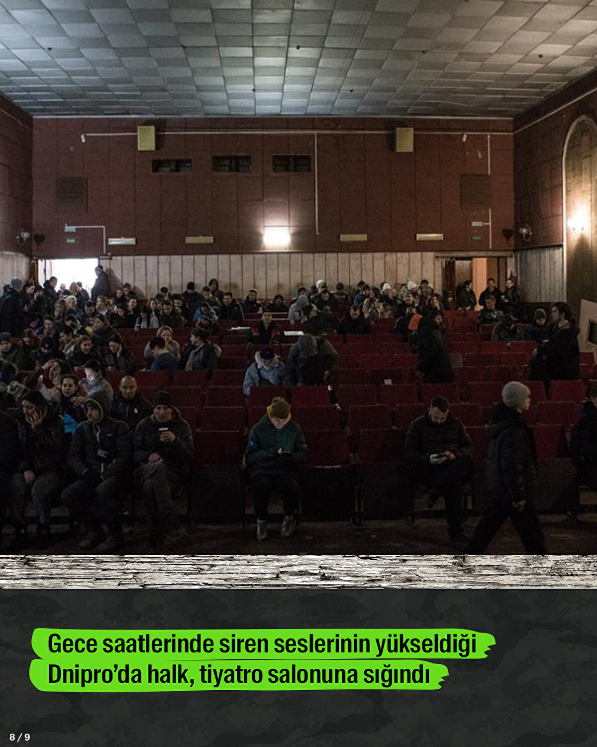 Gece saatlerinde siren seslerinin yükseldiği Dnipro’da halk, tiyatro salonuna sığındı.