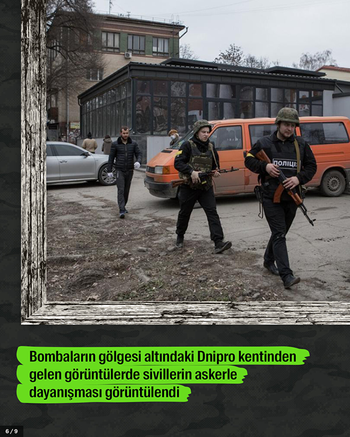 Bombaların gölgesi altındaki Dnipro kentinden gelen görüntülerde sivillerin askerle dayanışması görüntülendi.<br>