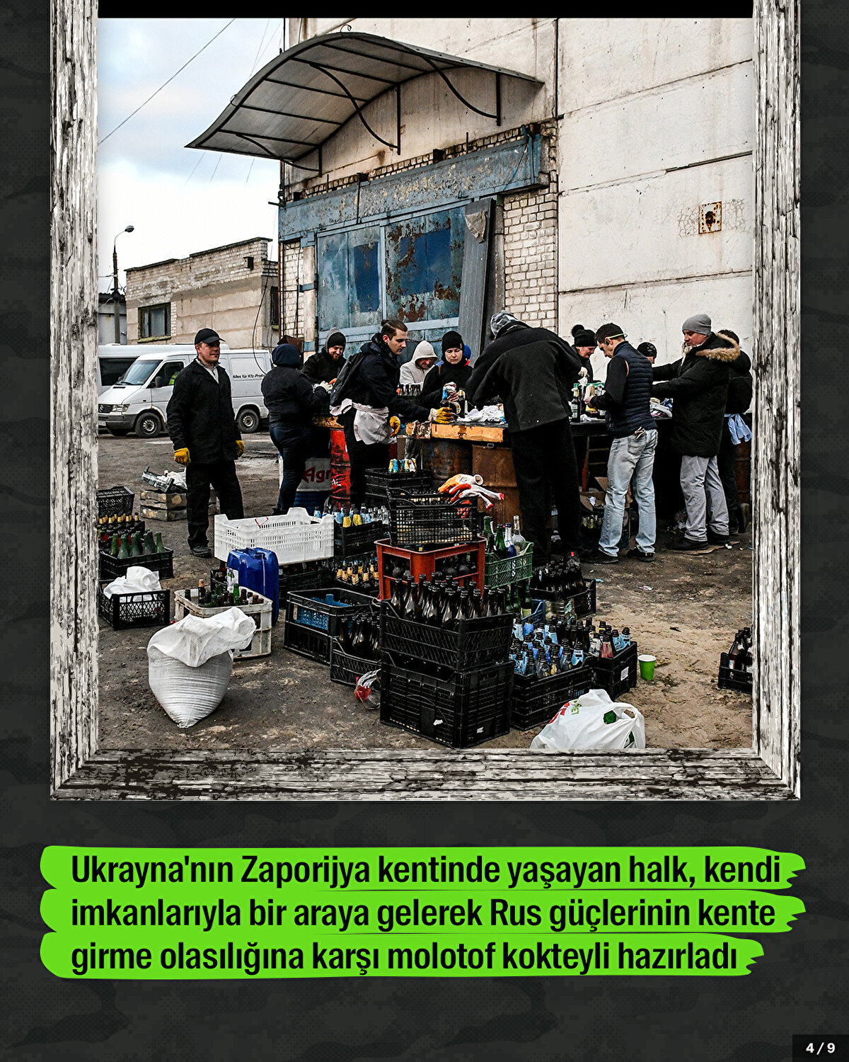 Ukrayna'nın Zaporijya kentinde yaşayan halk, kendi imkanlarıyla bir araya gelerek Rus güçlerinin kente girme olasılığına karşı molotof kokteyli hazırladı.<br>
