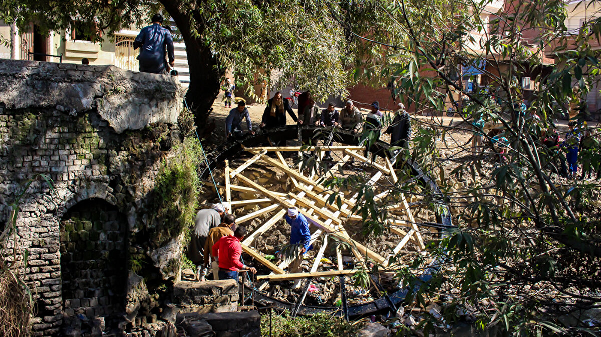 Bazı arazileri deniz seviyesine göre eğimli olan Feyyum'da 2 bin 300 yıl önce yapılmaya başlanan çarklarla su aşağıdan yukarı taşınıyor.