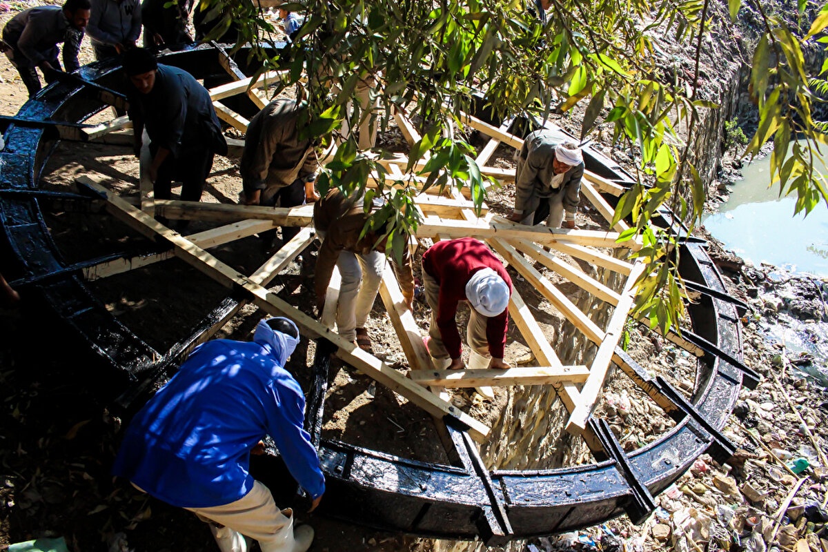 Mısır'ın kırsal kesimindeki pek çok bölgede de yaygın olduğu üzere arazilerin sulanması için hayvan gücüne gerek kalmıyor.