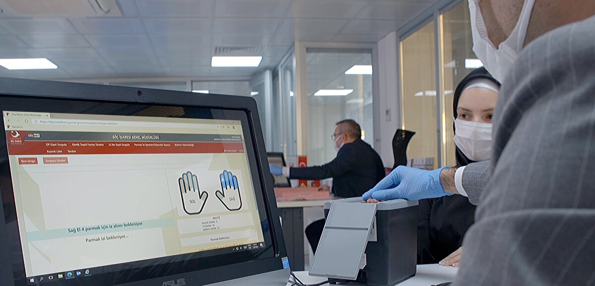 Ulusal Biyometrik Veri Yönetim Sistemi Projesi kapsamında, olay yerinden alınan parmak izlerini de tespit etme özelliği olan yerli parmak izi tanıma sisteminin Emniyet Genel Müdürlüğü, Jandarma Genel Komutanlığı ve Sahil Güvenlik Komutanlığında kullanıma alınmasına yönelik çalışmalara da başlandı<br>