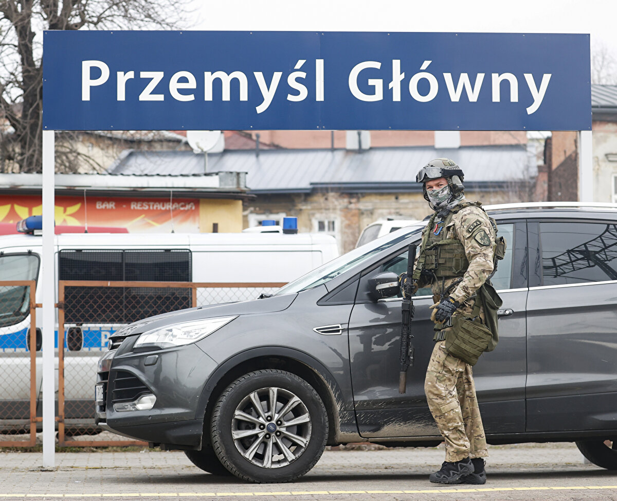 "Sadece 27 Şubat günü Ukrayna'dan Polonya'ya 100 bin kişi giriş yaptı. Şu ana kadar (2 Mart itibarıyla) 453 bin kişi Polonya'ya sığındı. Bu sayılar sürekli değişiyor. Saldırılara maruz kalmış, dehşete kapılmış insanlar, siviller, kadınlar, çocuklar gençler ve yaşlılar bazen tekerlekli sandalyeler üzerinde sürekli olarak gelerek Polonya'da güvenli bir yer arıyor. Gelenleri kabul ediyoruz ve gerekli yardımı yapıyoruz."<br><br>