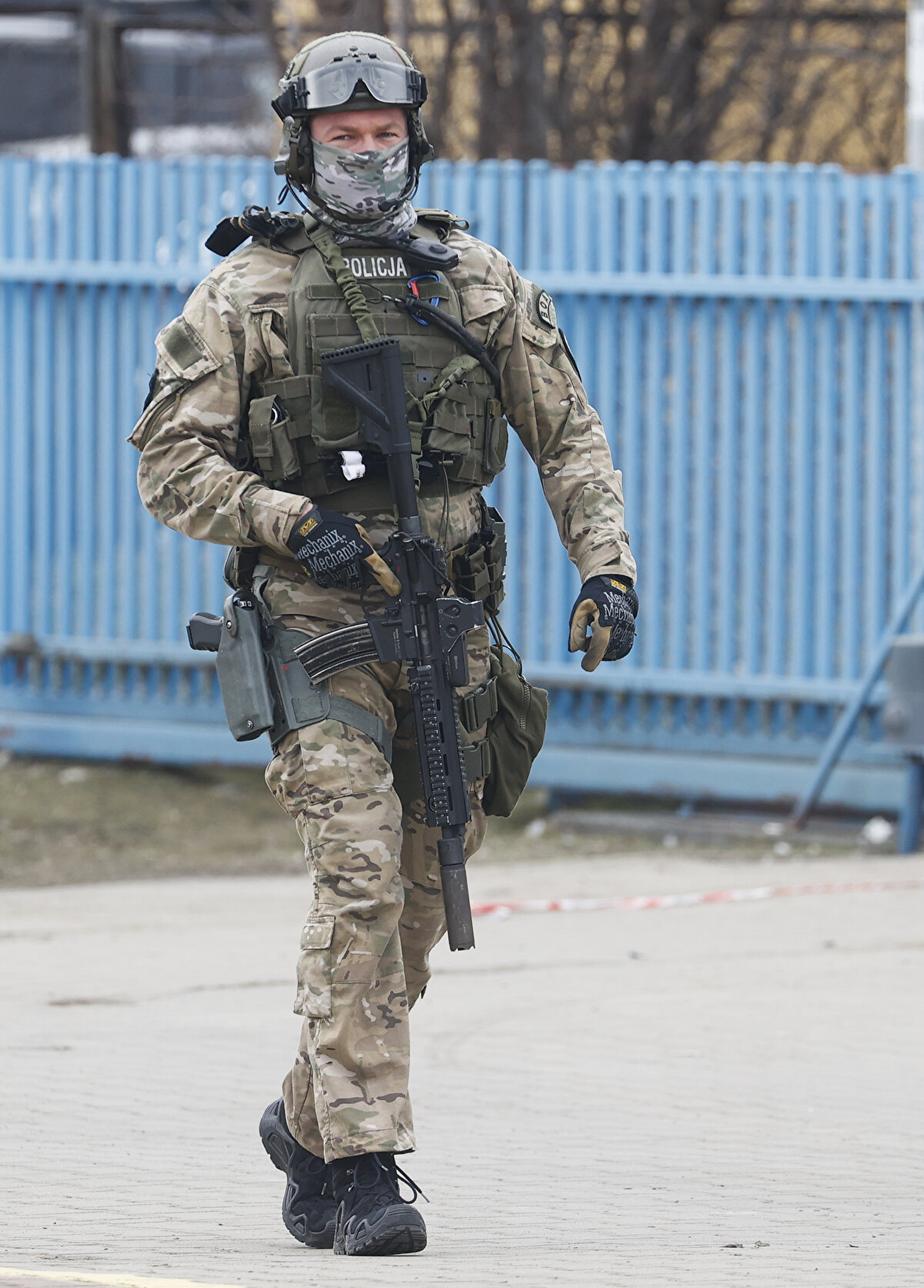 Polonya'nın Ankara Büyükelçiliği'nde Ukrayna için bir yardım çalışması düzenlendiğini aktaran Trzeciak, "Bizim çalışmamız okyanus içinde bir damla gibi ancak personelimiz çok büyük olmasa da bir katkıda bulunmak istedi." ifadesini kullandı.<br><br>