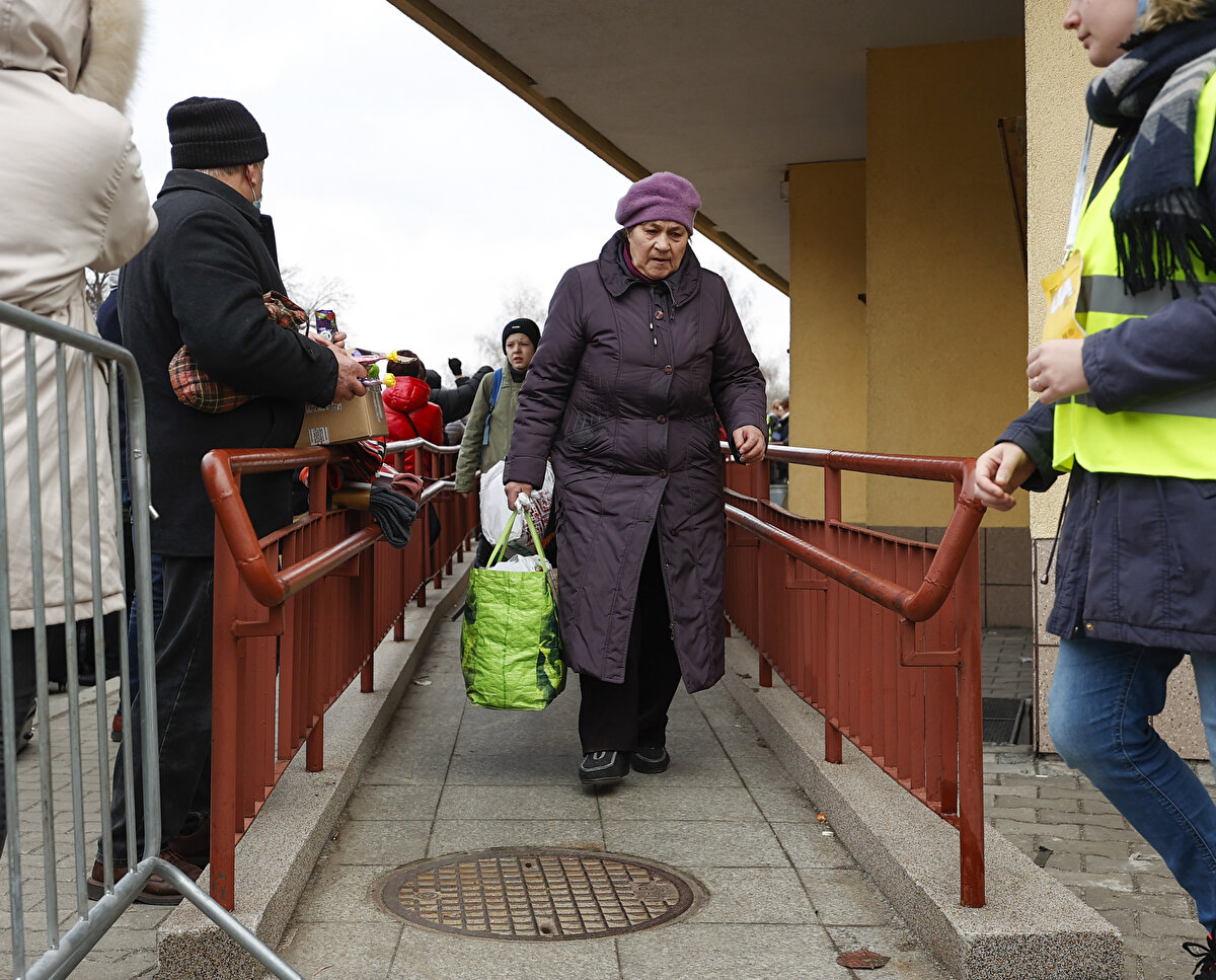 Polonya'nın sadece kadın ve çocukları kabul ettiğine ve farklı ülke vatandaşlarına ayrımcılık yaptığına ilişkin haberleri de yalanlayan Trzeciak, "Bu haber bir dezenformasyon örneği. Polonya, milliyetine, ırkına ve dinine bakmadan Ukrayna'dan ayrılmak isteyen herkese yardım ediyor." ifadesini kullandı.<br><br>