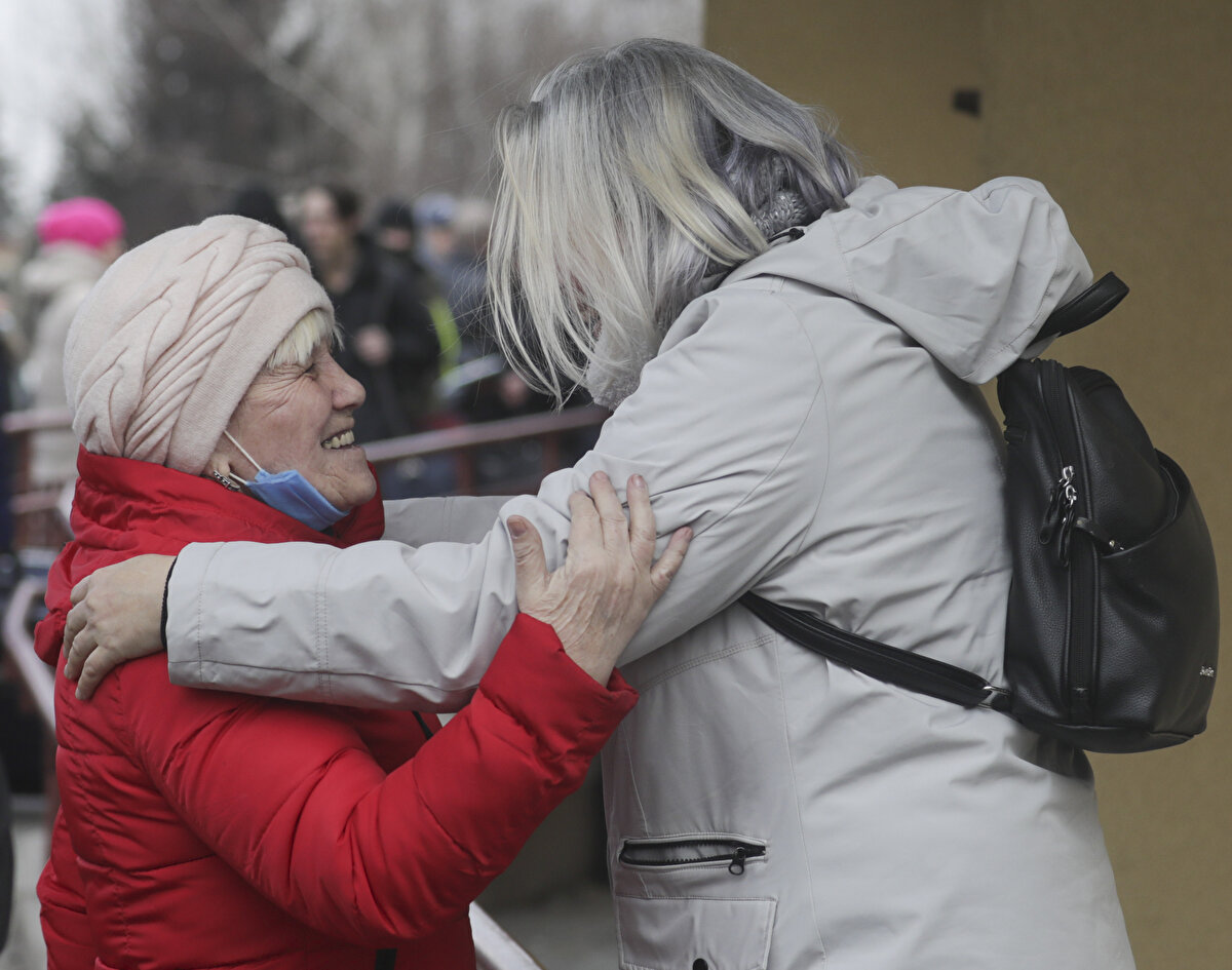 Polonya'nın, göçmen akını için haftalar önce hazırlandığını belirten Trzeciak, "Coğrafi olarak da Polonya, büyük sayıda göçmenin ilk geleceği ülkeydi. Polonya hiçbir ayrım gözetmiyor. Tahliye edilecek herkese gerekli desteği sağlayacağız. Kim olursa olsun Ukrayna'dan ayrılmak isteyen herkese sınırlarımız açıktır." ifadelerini kullandı.<br><br>