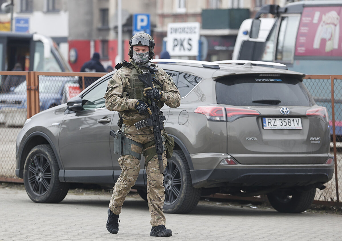 Sınırı geçerek Polonya'ya gelenlere yiyecek yardımından tıbbi desteğe kadar her türlü yardımın yapıldığını belirten Trzeciak, insani yardım kuruluşları gibi sivil toplum kuruluşlarının ve Polonya halkının da sınırı geçenlere çeşitli destekler sağladığını kaydetti.<br><br>