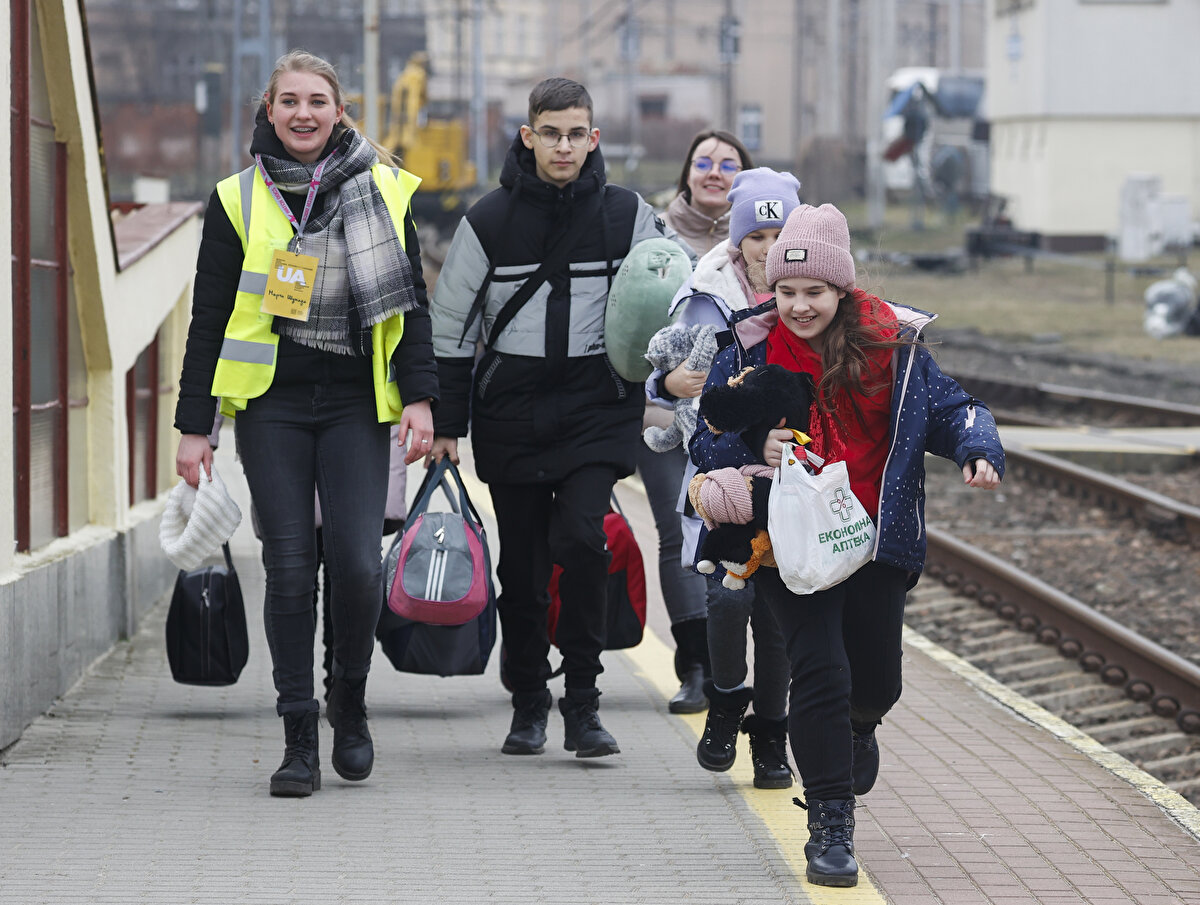 Türkiye ve Polonya'nın iki NATO ülkesi olarak benzer güvenlik endişelerine sahip olduğunu kaydeden Trzeciak, "Polonya, Ukrayna'dan ayrılmak isteyen Türk vatandaşları için de güvenli bir yer." ifadesine yer verdi.<br><br>