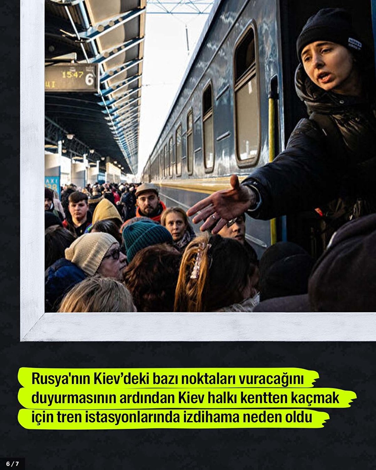 Rusya'nın Kiev’deki bazı noktaları vuracağını duyurmasının ardından Kiev halkı kentten kaçmak için tren istasyonlarında izdihama neden oldu.