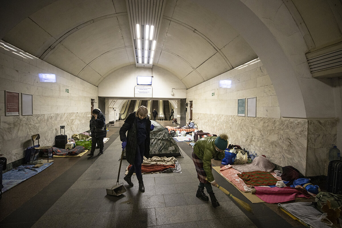 Anya, akıllı telefonunda hava saldırısı sirenleri çaldığında kendisini uyaran özel bir uygulaması olduğunu, yanlış zamanda dışarı çıkmamak için bildirimleri her zaman kontrol etmeye çalıştığını vurguladı.<br><br>