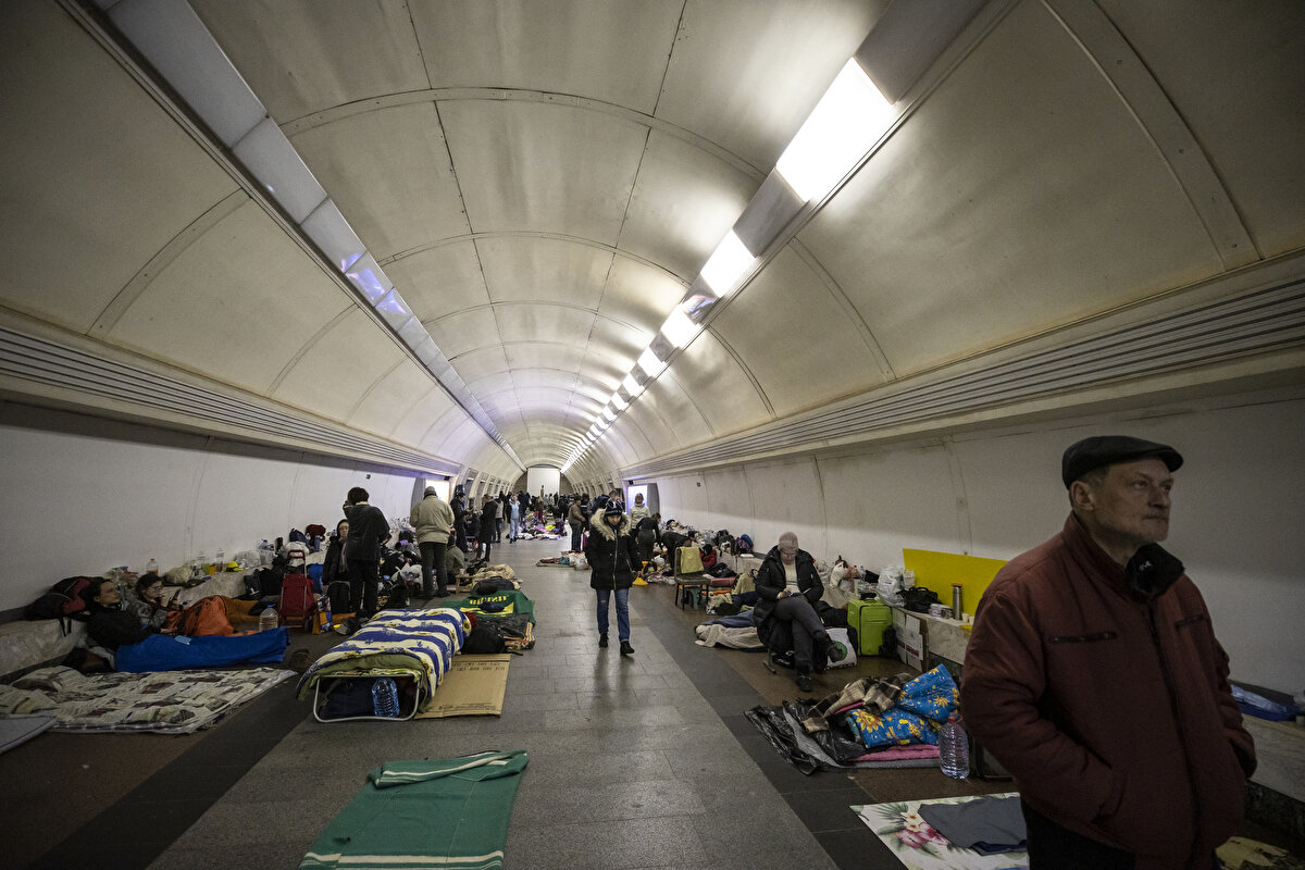 Rus güçlerinin bombardımanı sırasında yaklaşık 800 kişinin metro istasyonuna sığınmak zorunda kaldığını söyleyen Anya, "Yakınlarda yaşayan insanlar, sabahları bir şeyler almak, duş almak için sığınaktan ayrılmaya çalışıyor." dedi.<br><br>