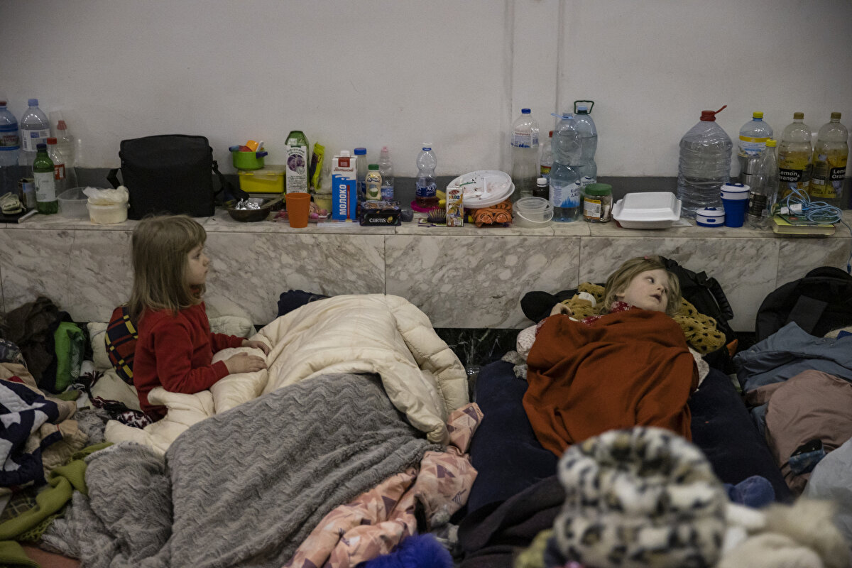 Ukrayna'nın başkenti Kiev'deki metro istasyonları sığınaklara dönüştürüldü.İstasyona sığınanlar arasında yer alan 23 yaşındaki Anya,  istasyon yeterince derinde olduğu için insanların metroda kalmanın güvenli olduğunu düşündüklerini söyledi.<br><br>