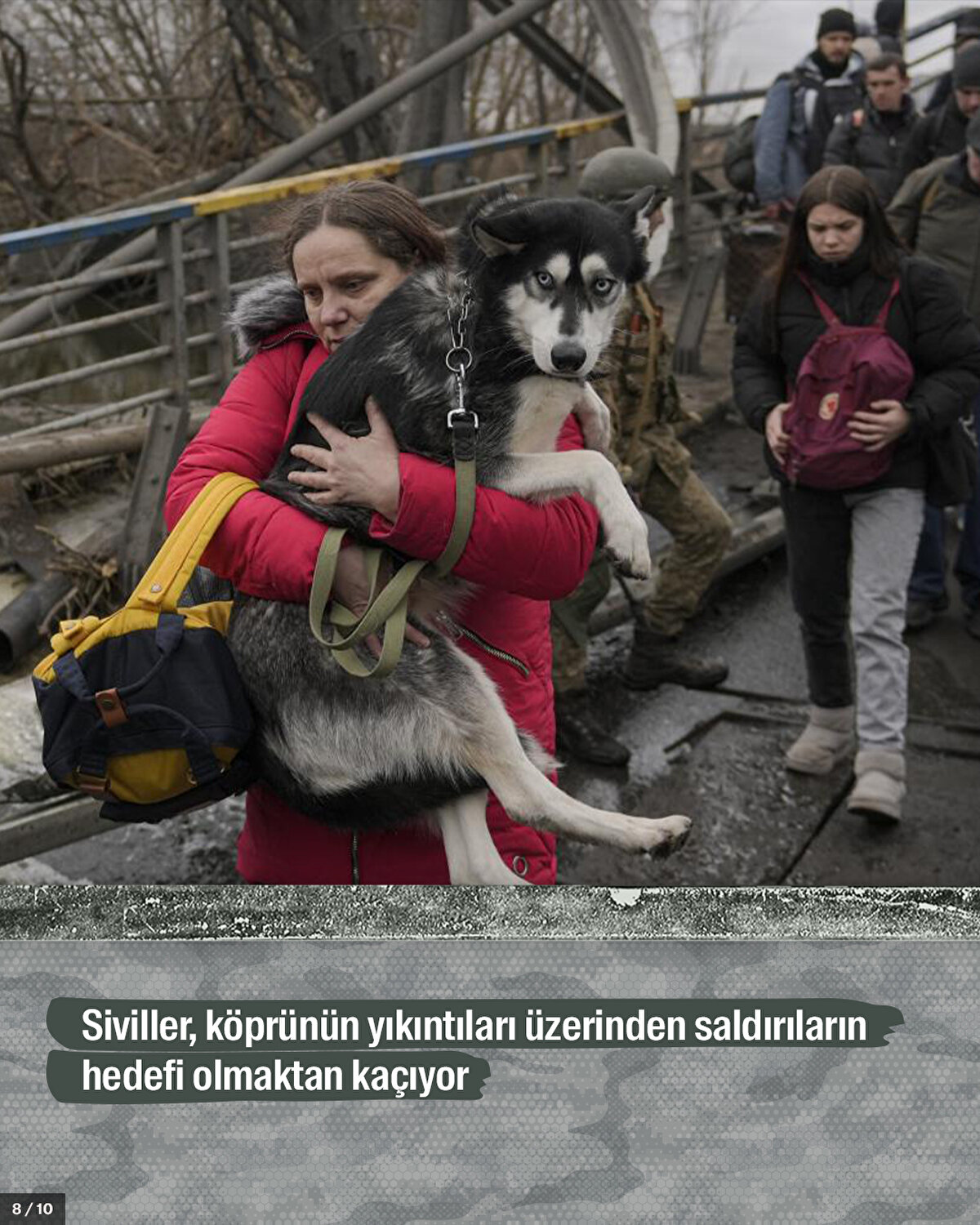 Siviller, köprünün yıkıntıları üzerinden saldırıların hedefi olmaktan kaçıyor.