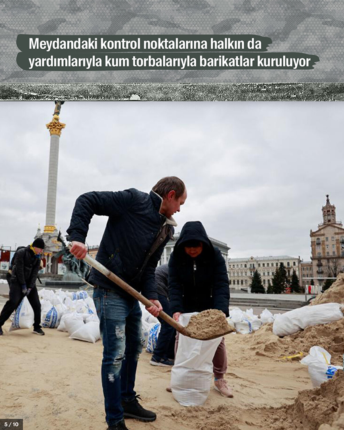 Meydandaki kontrol noktalarına halkın da yardımlarıyla kum torbalarıyla barikatlar kuruluyor.