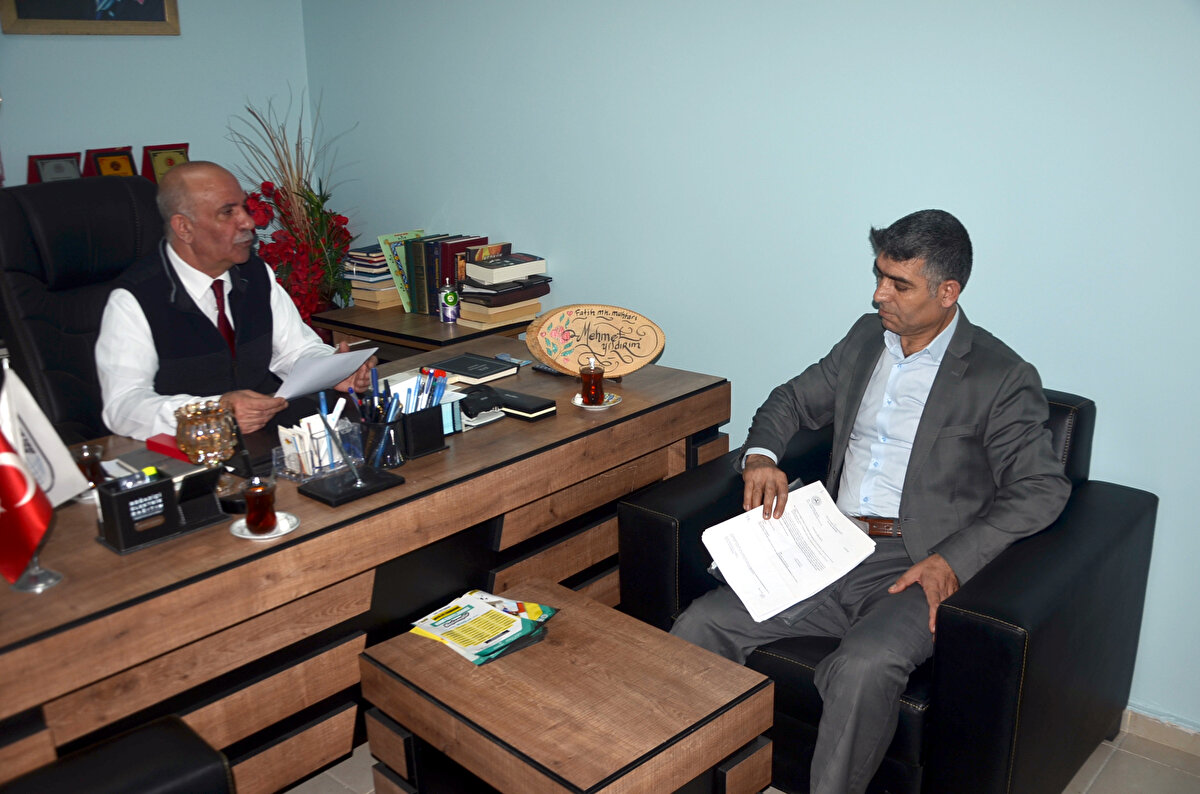 Oturduğu Fatih Mahallesi Muhtarı Mehmet Yıldırım'dan yardım isteyen Dükşen, şöyle dedi:<br><br>"Nüfusta annem veya babamın kaydı yok. Bu nedenle benim de kaydım olmadı. Babam ve annem belli. Başkasının adına nüfusa yazılmayı da ben istemedim. İmam nikahı ile evlendiğim Menice Özer'den 5 çocuğum oldu. Nüfusta baba olarak benim adım var ancak annelerinin adına kaydettirdik. Kimliğim olamadığı için bugüne kadar sigortalı bir işte çalışamadım. Ben Türk vatandaşıyım ama kimliğim yok."