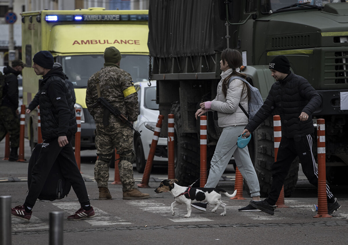 Rus saldırılarından kaçmak isteyen binlerce Ukraynalı da özel araçlarıyla istasyona geldi.<br><br>