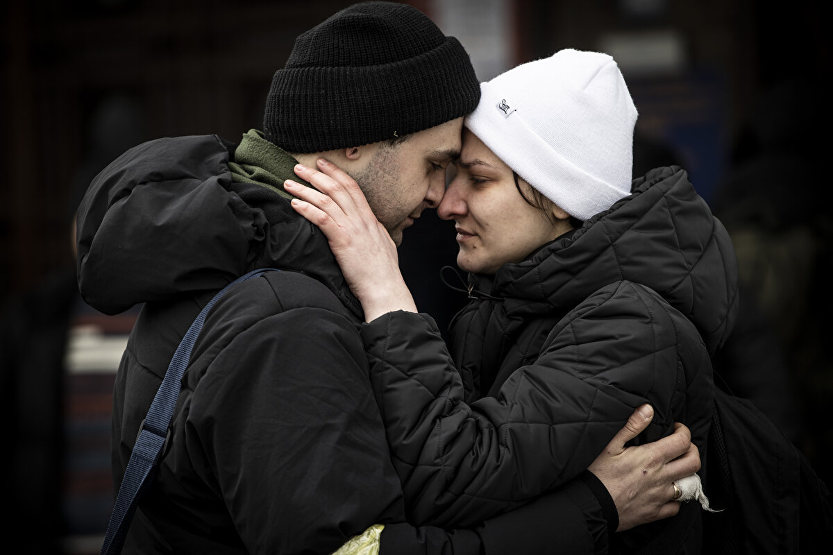 Yoğunluk nedeniyle vagonlardaki tüm koltuklar dolarken bazı Ukraynalılar başkentten ayrılmak için ayakta yolculuk yapmak zorunda kaldı.<br><br>