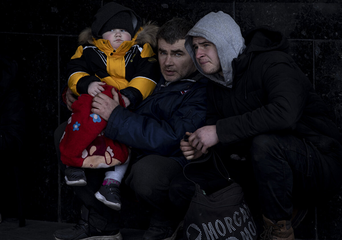 Tahliye için gelen siviller nedeniyle tren istasyonunda yoğunluk oluştu. Tahliye için bekleyen sivillerin çoğunu kadın ve çocuklar oluşturdu.<br><br>