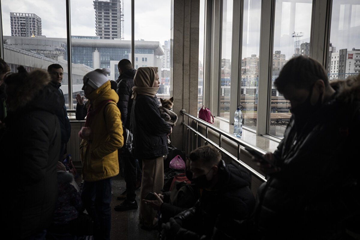 Birleşmiş Milletlerin verilerine göre, savaşın başladığı 24 Şubat'tan bu yana 1,5 milyondan fazla Ukraynalı ülkesinden ayrılmak zorunda kaldı.<br><br>