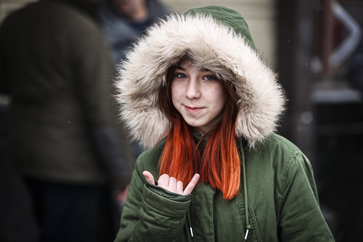 Kiev ve çevresindeki bölgelerde yaşayan binlerce sivil, 12 gündür devam eden Rus saldırıları nedeniyle evlerini terk etmek zorunda kaldı.<br><br>