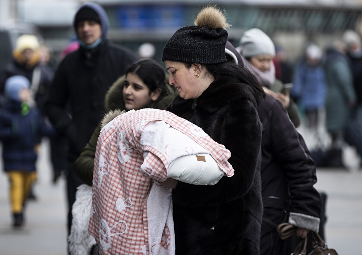 Daha güvenli bir bölge bulmak için başkentten ayrılanlar çoğunlukla Ukrayna'nın batısına ya da Avrupa ülkelerine seyahat ediyor.<br><br>