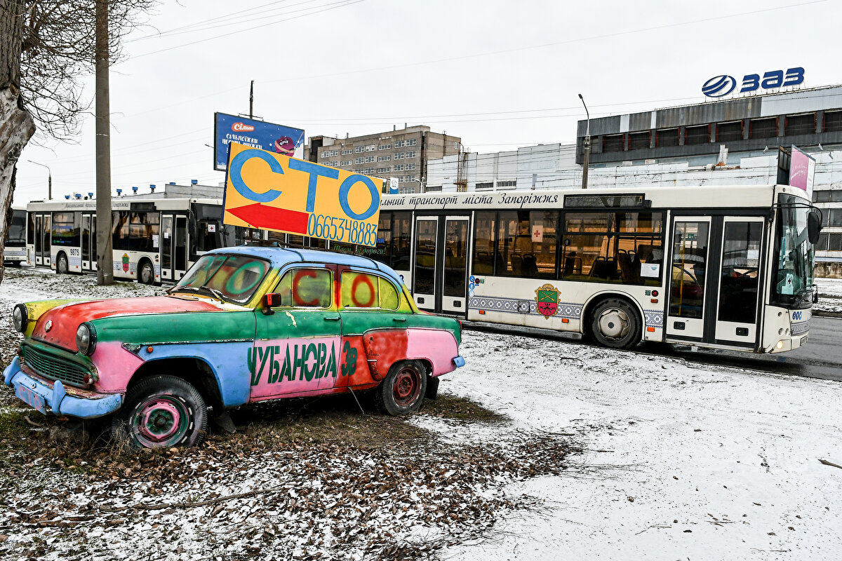 Rusya’nın Mariupol'a gidecek insani yardım konvoyu ile oradan tahliyenin yapılması gereken yola yine ateş ettiğini belirten Vereşuk, "İnsani koridorlar açmaya çalışıyoruz. Dün yine Mariupol’dan tahliye yapılması gerekiyordu. Rusya’nın hareketi hayal kırıklığı yaratıyor, insani koridorun açılmasını yine engellediler" dedi.