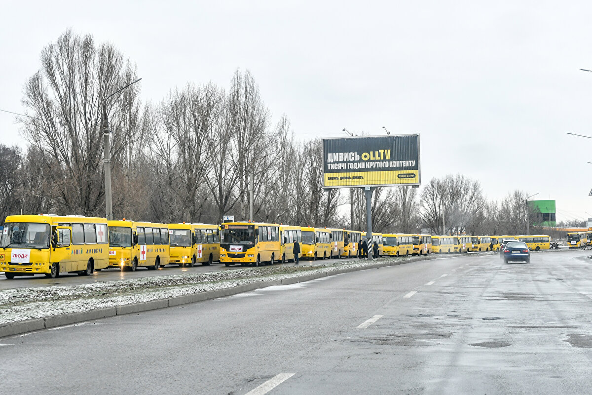 Ukrayna'nın Mariupol şehrine insani yardım götürecek ve oradan sivilleri tahliye edecek olan yaklaşık 30 otobüs, Zaporijya bölgesinde bekletiliyor.<br><br>
