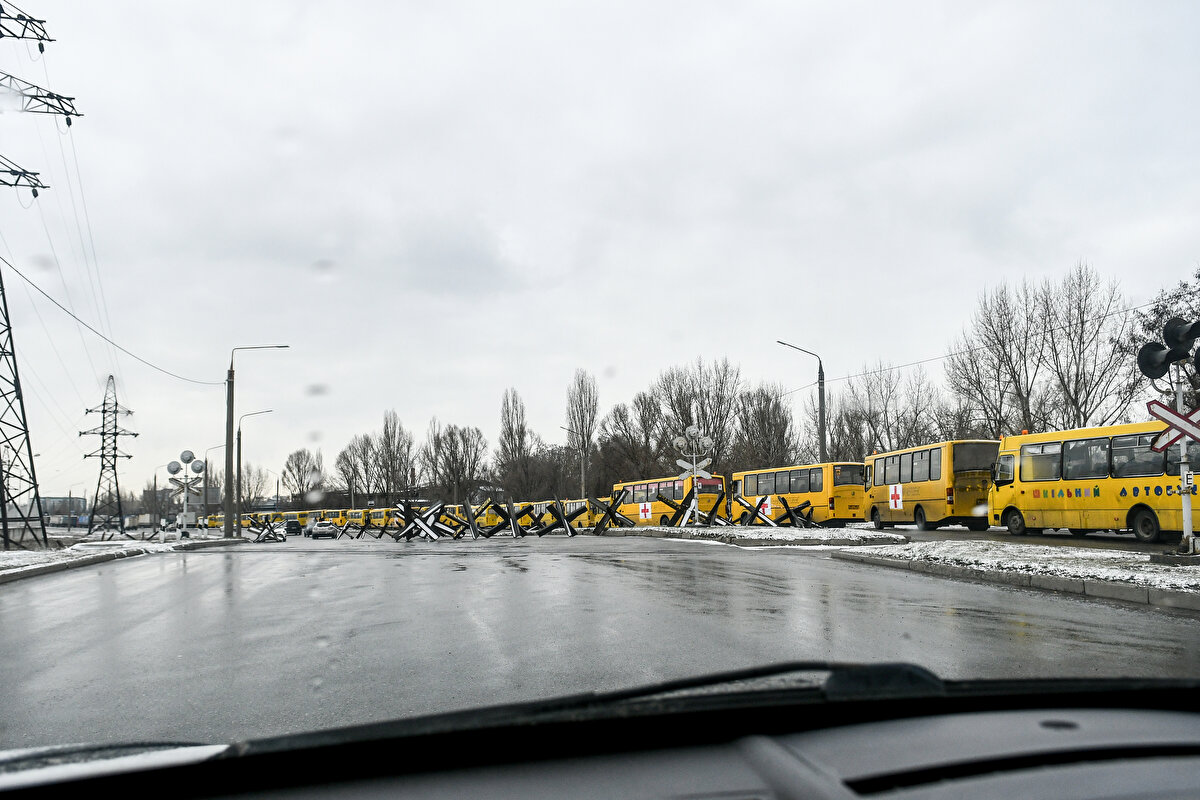 Zaporijya'dan dün gelmesi gereken 8 kamyondan oluşan insani yardım konvoyunun Mariupol'a yiyecek ve ilaç getirmesi, 30 otobüsün ise, dönüşte kadın, çocuk ve yaşlıları tahliye etmesi gerektiğini belirten Vereşuk, ancak Rusya’nın bombardımanı nedeniyle insani koridorun açılamadığını ifade etti.<br><br>