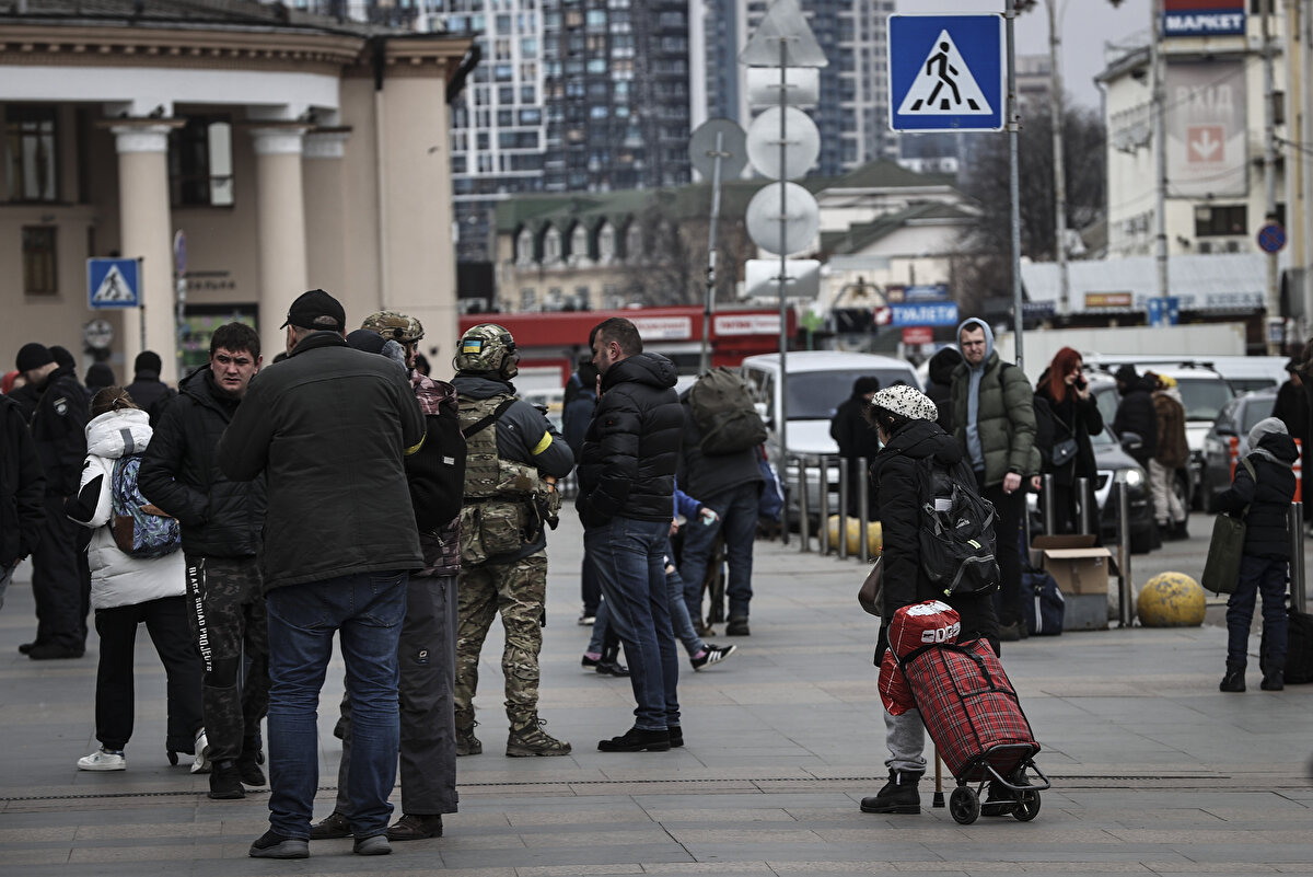 Ülkenin dört bir yanından çok sayıda insan, devam eden Rus saldırılarından kaçmak için komşu Polonya'ya giden bir trene binmeyi umdukları Lviv'e gidiyor.<br><br>