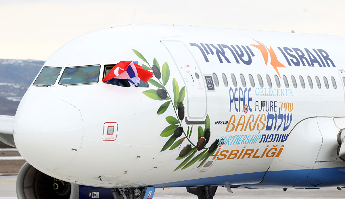 Uçağın kuyruk kısmında Galata Kulesi, Boğaz Köprüsü ve Ayasofya Camii'yi yansıtan bir kompozisyon yer aldı.