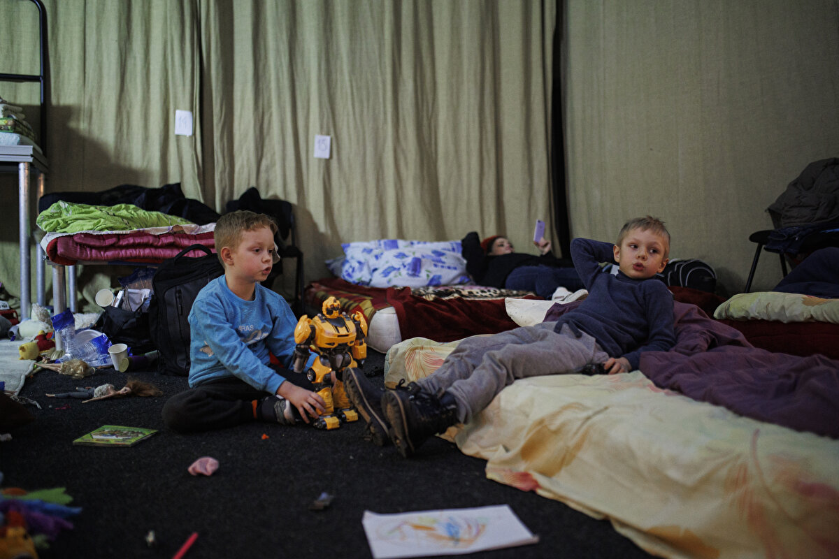 Gelen yardımların da toplandığı sanat merkezinde gıda ve ilaç ihtiyacı da giderilebiliyor. Saldırılardan önce çok sayıda oyunun sergilendiği sahnede ise şimdi savaştan kaçan çocuklar oyun oynuyor.<br>