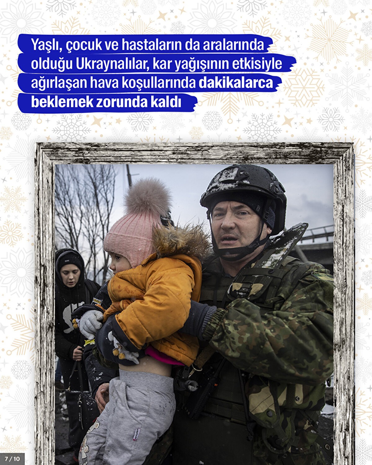 Yaşlı, çocuk ve hastaların da aralarında olduğu Ukraynalılar, yağışının etkisiyle ağırlaşan hava koşullarında dakikalarca beklemek zorunda kaldı.