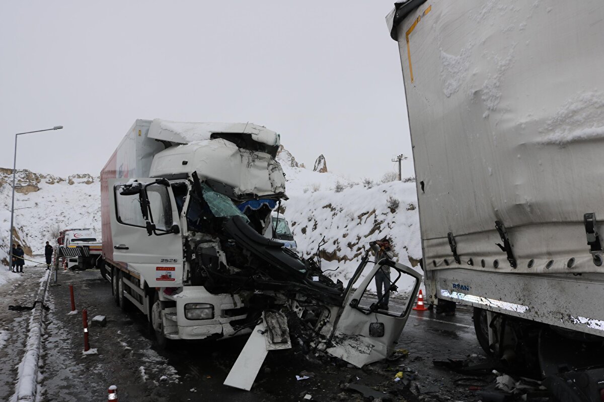  Kazada yaşamını yitiren Demirkan'ın cenazesi, otopsi için Nevşehir Devlet Hastanesi'nin morguna kaldırıldı. TIR sürücüsü ise jandarma ekipleri tarafından gözaltına alındı.