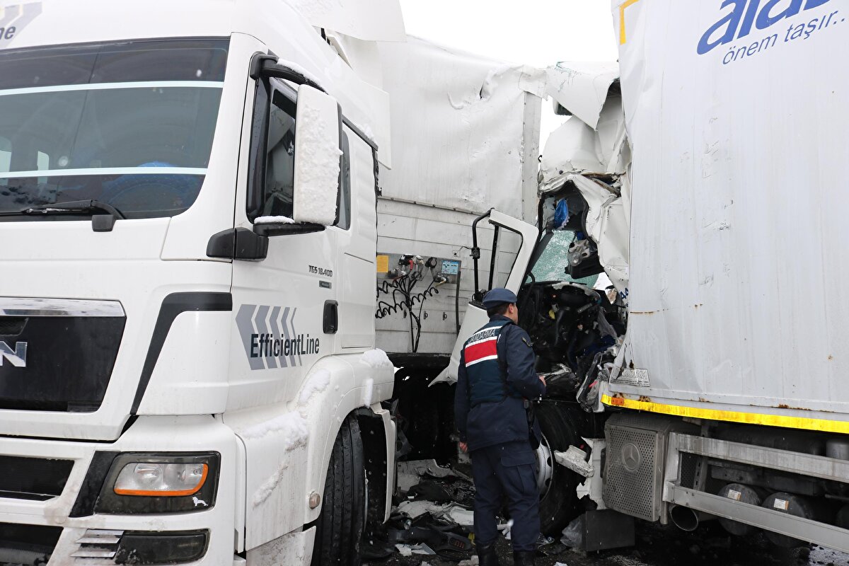 Kazada kargo kamyonu sürücüsü Demirkan, yaşamını yitirdi. Çevredekilerin ihbarıyla bölgeye jandarma ekipleri sevk edildi. 