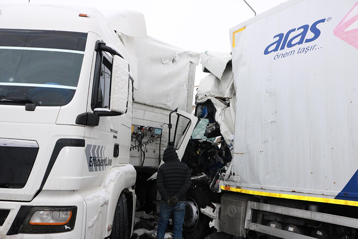  Nevşehir istikametine seyir halinde olan Ali Osman Demirkan yönetimindeki 42 DOA 80 plakalı kargo kamyonu, karşı istikametten gelen Çetin Kılıç idaresindeki 06 BMA 85 plakalı TIR ile kafa kafaya çarpıştı.