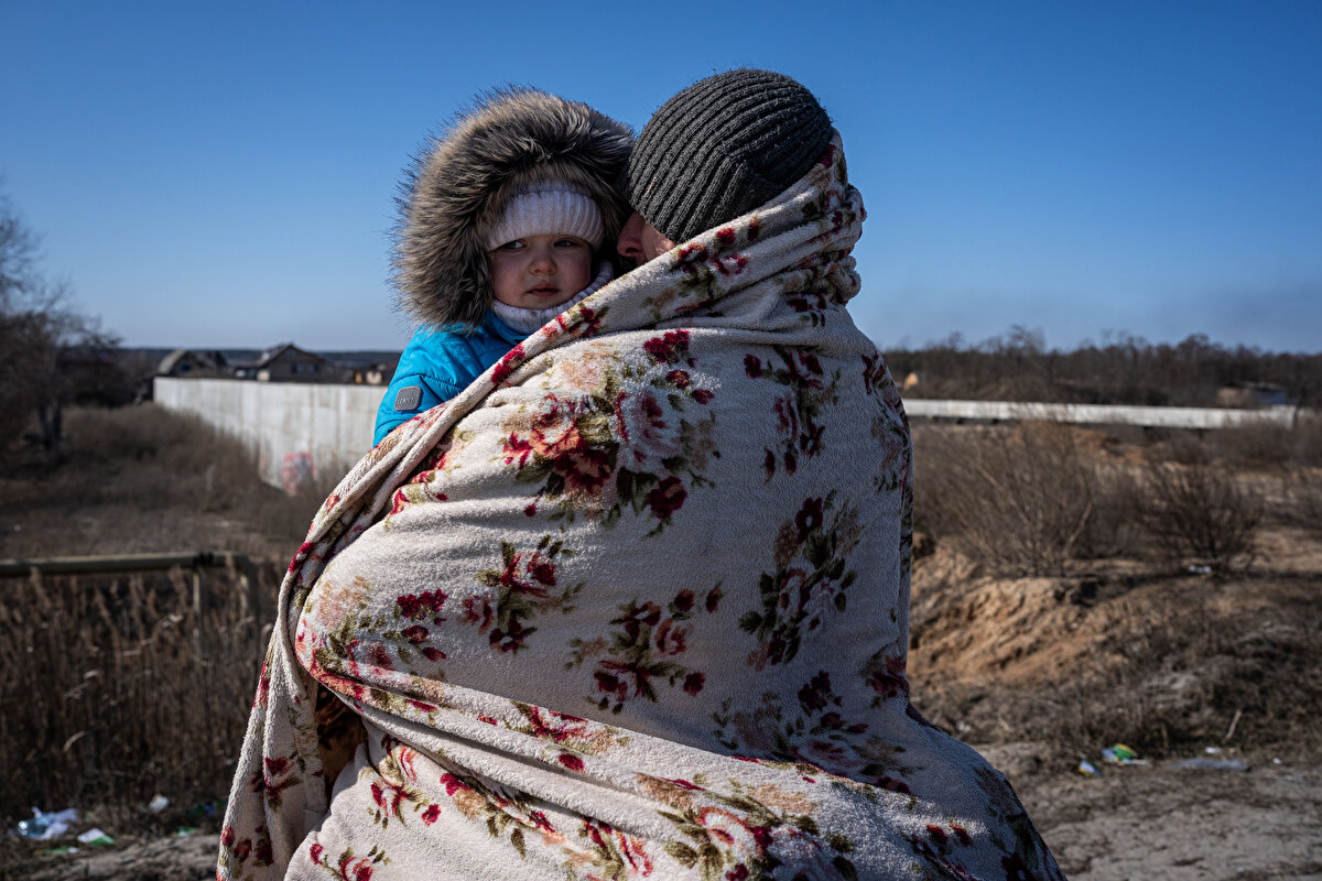 Tahliye edilen bazı siviller ise yanlarına bebek arabalarını alamadan karşıya geçmek zorunda kaldı.<br><br>Kucağındaki oğluyla Kiev tarafına geçen bir baba, yaşadıkları nedeniyle Rusya Devlet Başkanı Vladimir Putin'e tepki gösterdi.