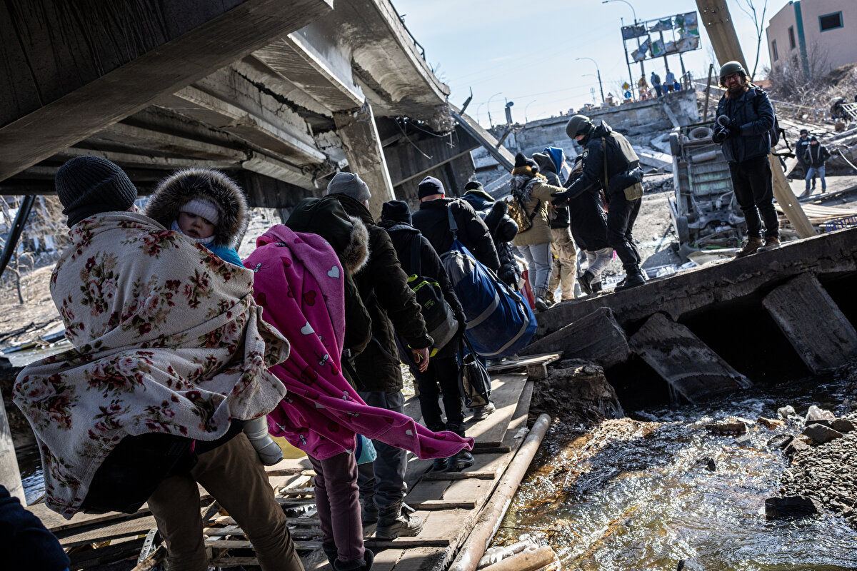 Rusya-Ukrayna savaşının sıcak noktalarından başkent Kiev yakınındaki İrpin ve Buça kentlerinde yaşayan sivillerin tahliyesi devam ediyor.