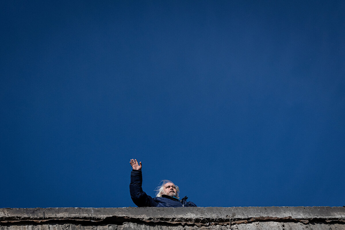 Kiev tarafına geçen çok sayıda kişinin, köprünün yıkık olması nedeniyle araçlarını İrpin tarafında bıraktığı, bazı sivillerin yanlarında getirdikleri eşyalarını almaya bile vakit bulamadığı görüldü.<br>