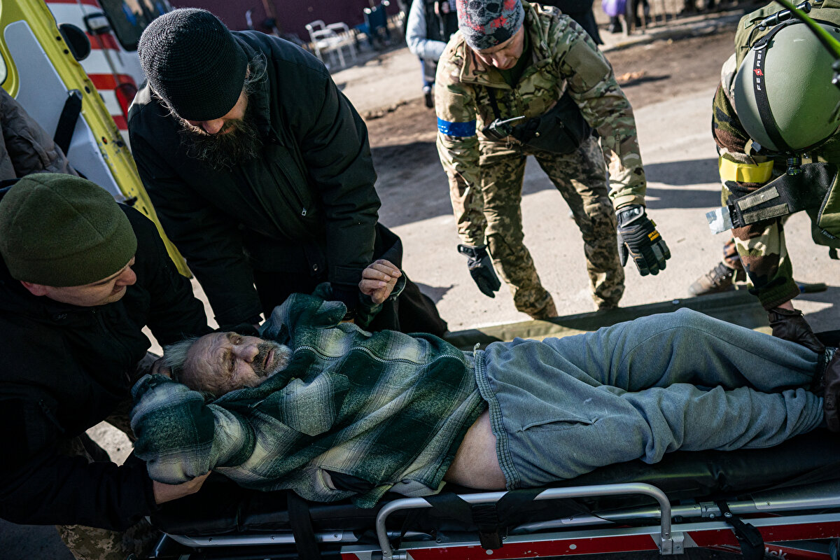 Ukrayna güçleri, tahta geçitten geçemeyecek durumda olan hasta ve yaşlılara yardım etti, bazı siviller de sedye ile taşındı.<br>