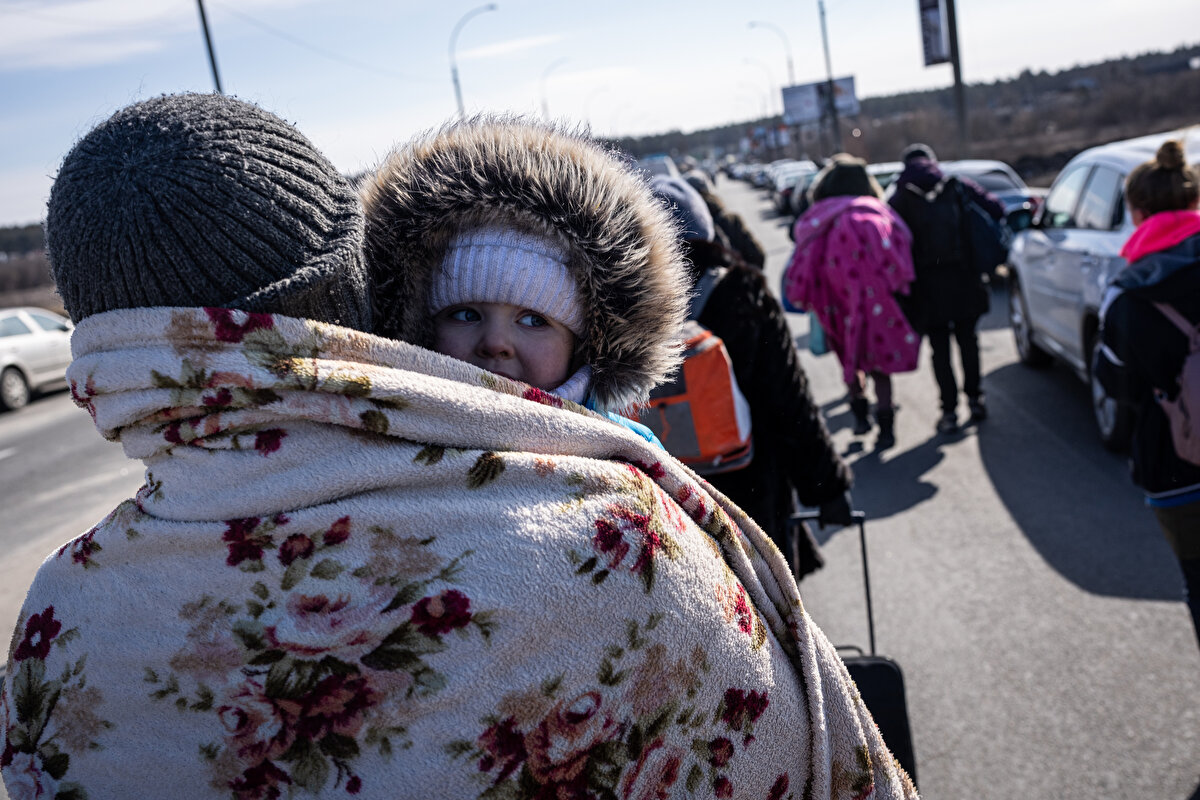 Çoğunluğu yaşlı, kadın ve çocuklardan oluşan siviller, Kiev ile İrpin arasında bulunan ve Ukrayna tarafından Rus güçlerinin ilerleyişini yavaşlatmak için yıkılan köprünün altından başkent tarafına geçmeye devam ediyor.