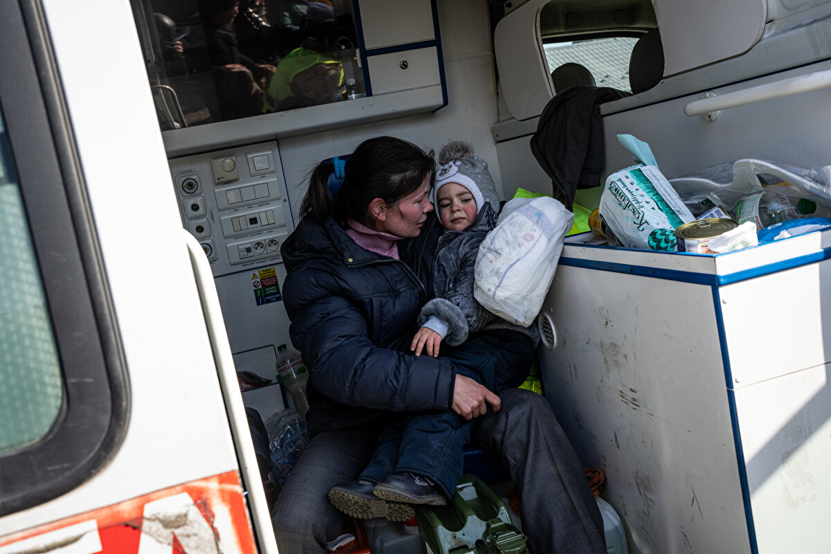 İrpin'den tahliye edilen sivillerin sayısında önceki günlere oranla yoğunluk azalsa da çok sayıda kişi Kiev tarafına geçti.