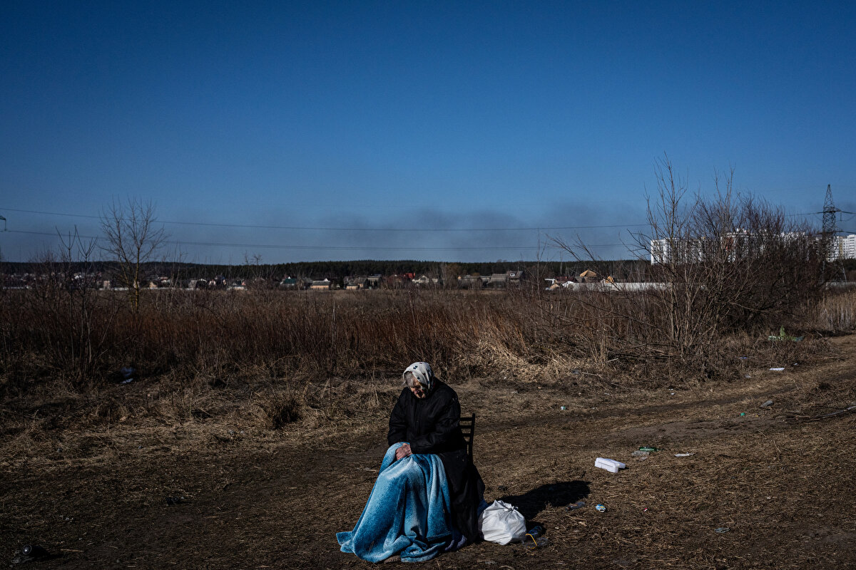 Soğuk havada oğluyla İrpin'den ayrılan baba, "Giderayak bir şey söylemek istemiyorum. Fakat şunu söyleyeyim, savaş var ve bu savaşı Putin başlattı. Kendi ülkemizden bir mülteci olarak çıktığımız için ona teşekkür ediyorum!" ifadesini kullandı.<br>