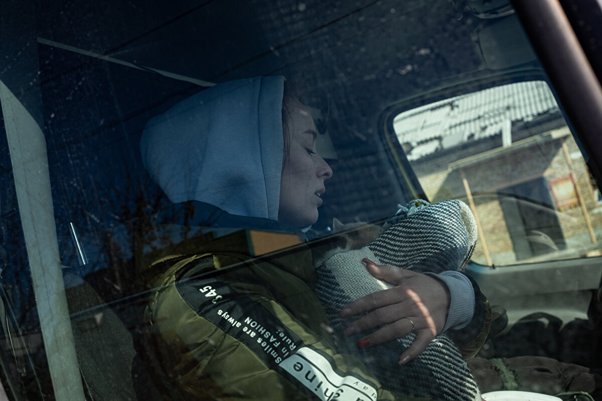 Kiev yakınındaki bir otobüs terminaline beyaz bez parçaları asılı araçlarla gelen siviller, burada Ukrayna güvenlik güçlerince oluşturulan güvenlik noktasında kontrolden geçirildikten sonra başkente doğru yola çıktı.<br>