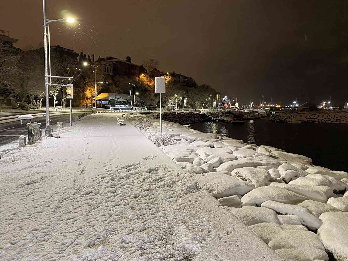 ÇIĞ TEHLİKESİ UYARISI: Doğu Karadeniz'in iç ve yüksek kesimleri ile Doğu Anadolu'da yüksek kar örtüsü bulunan eğimli yamaçlarda çığ riski olmasından dolayı meydana gelebilecek olumsuzluklara karşı dikkatli ve tedbirli olunması gerekmektedir.<br><br>